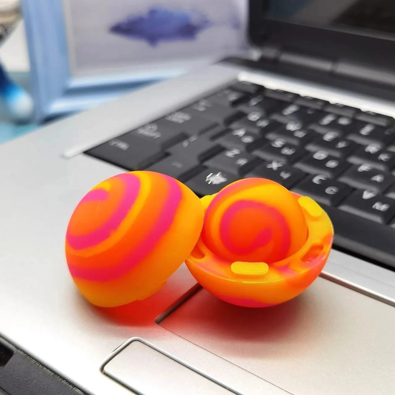 Suporte de Silicone Antiderrapante para Notebook – Elevação e Ventilação Inteligente